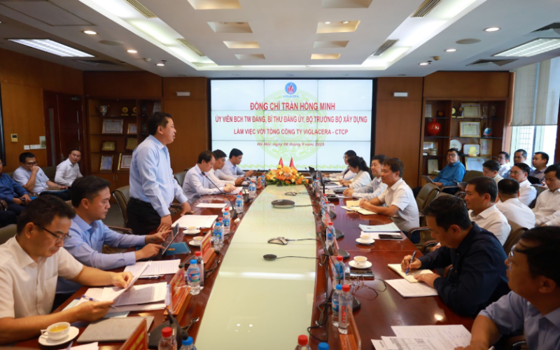 Bộ trưởng Bộ Xây dựng Trần Hồng Minh làm việc tại Tổng công ty Viglacera - CTCP